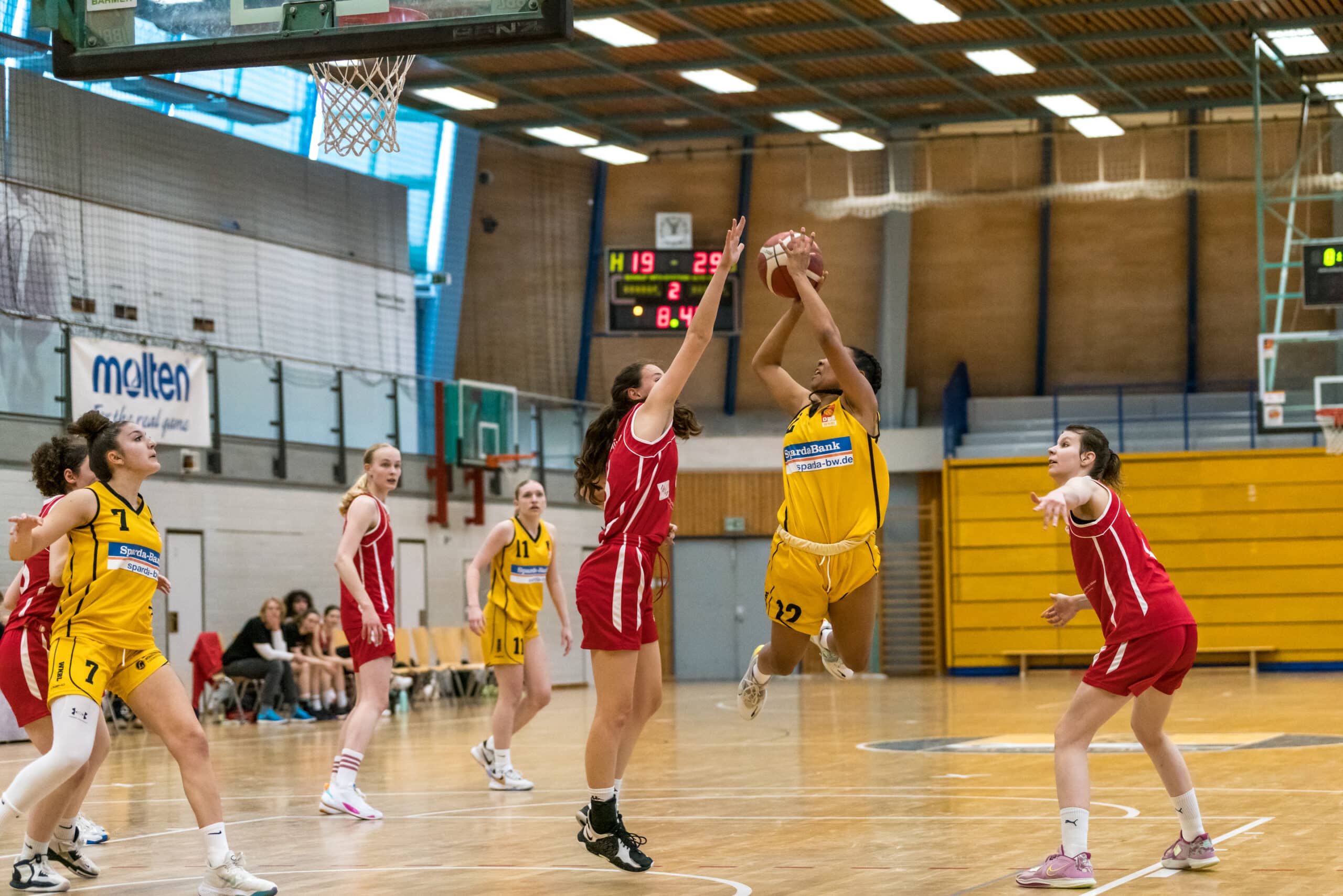 WNBL2022-23-Starke Vorstellung, auch in der Defense, der MTV-Spielerinnen Emilia Kargl (links, 16 P.) und Mae Whittal (rechts,10 P.) gegen Ludwigsburgs Nr.12 , Joanna Scheu