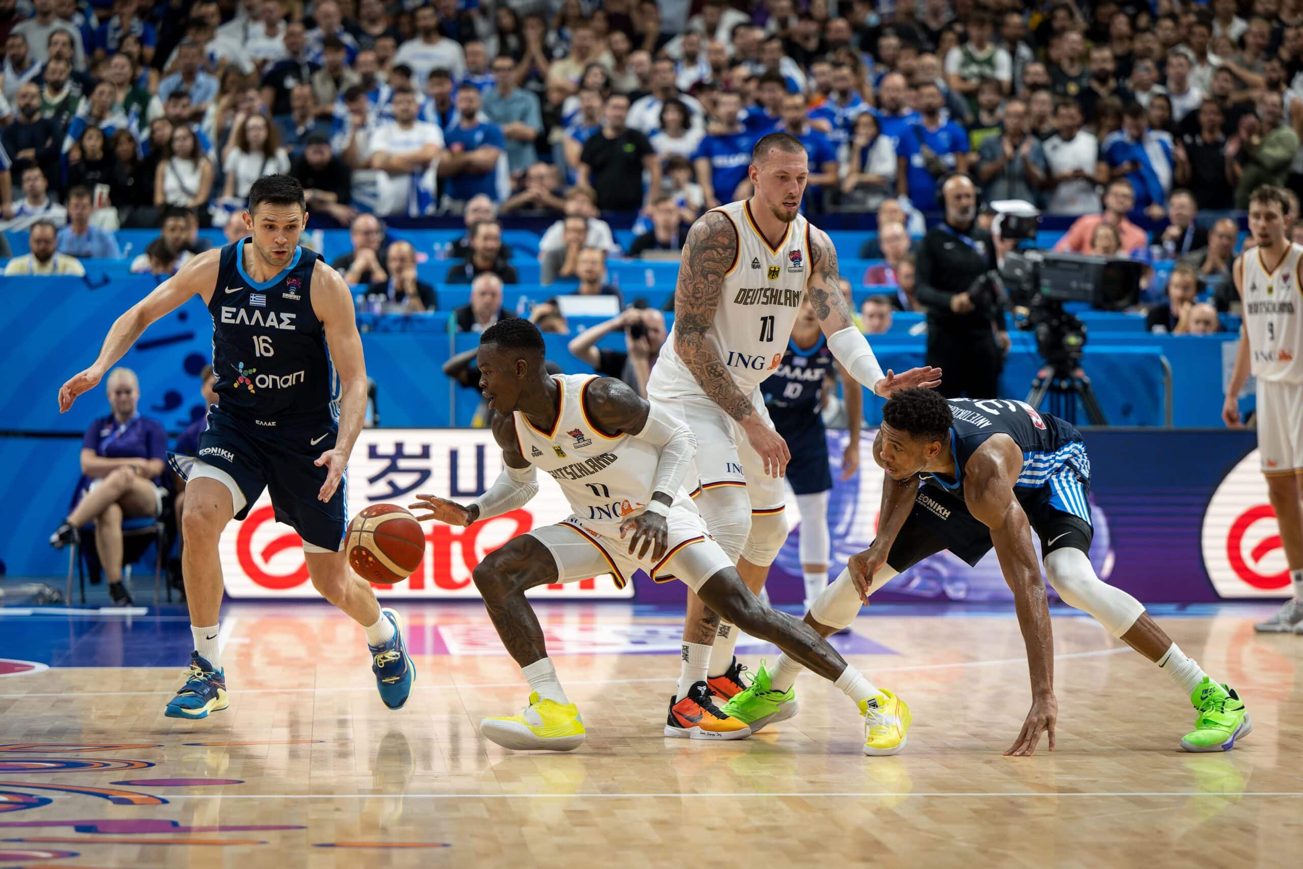 Basketball Berlin 13.09.2022
Eurobasket 2022
Viertelfinale
Deutschland (GER) - Griechenland (GRE)
Dennis Schröder / Schroeder (Deutschland, No.17) Schröder Schroder
Giannis Antetokounmpo (Griechenland, No.34)
Kostas Papanikolaou (Griechenland, No.16)
Daniel Theis (Deutschland, No.10)
Foto: camera4