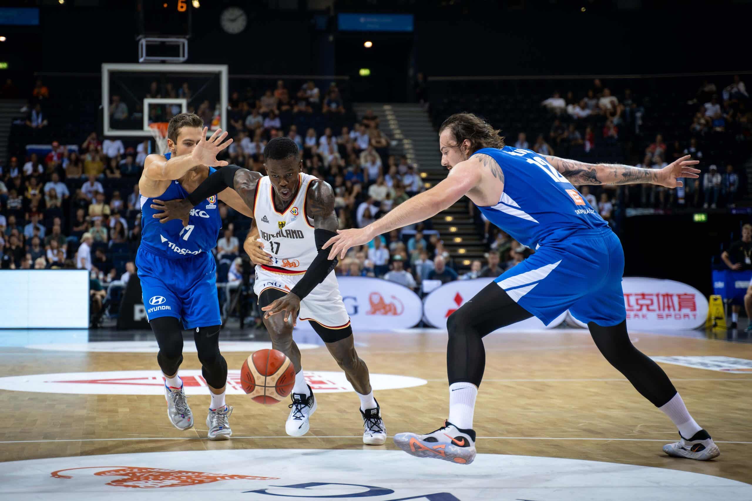 Basketball Hamburg 19.08.2022
Supercup
Deutschland (GER) - Tschechien (CZE)
Dennis Schröder / Schroeder (Deutschland, No.17) Schröder Schroder
Ondrej Balvin (Tschechien, No.12) re.
Jaromir Bohacik (Tschechien, No.17)
Foto: camera4