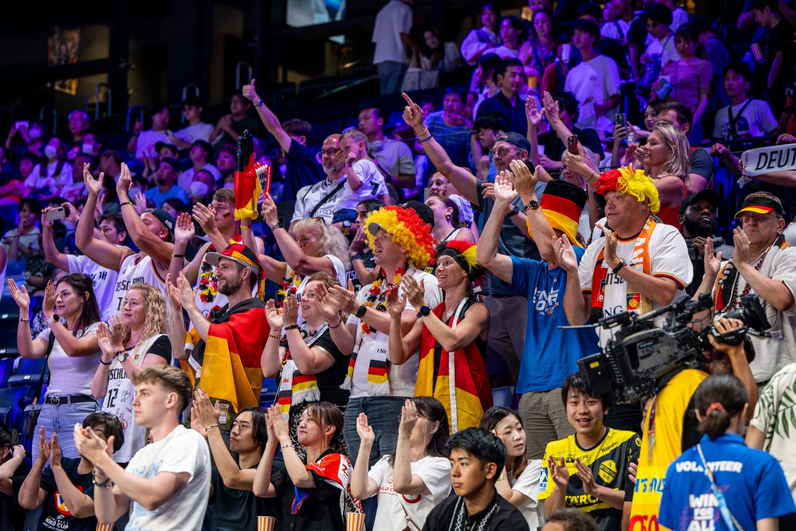 Basketball Okinawa 01.09.2023
FIBA Basketball World Cup 2023
Weltmeisterschaft der Männer
Runde 2
Deutschland (GER) - Georgien (GEO)
Deutsche Fans jubeln über den Sieg
Foto: Tilo Wiedensohler/camera4