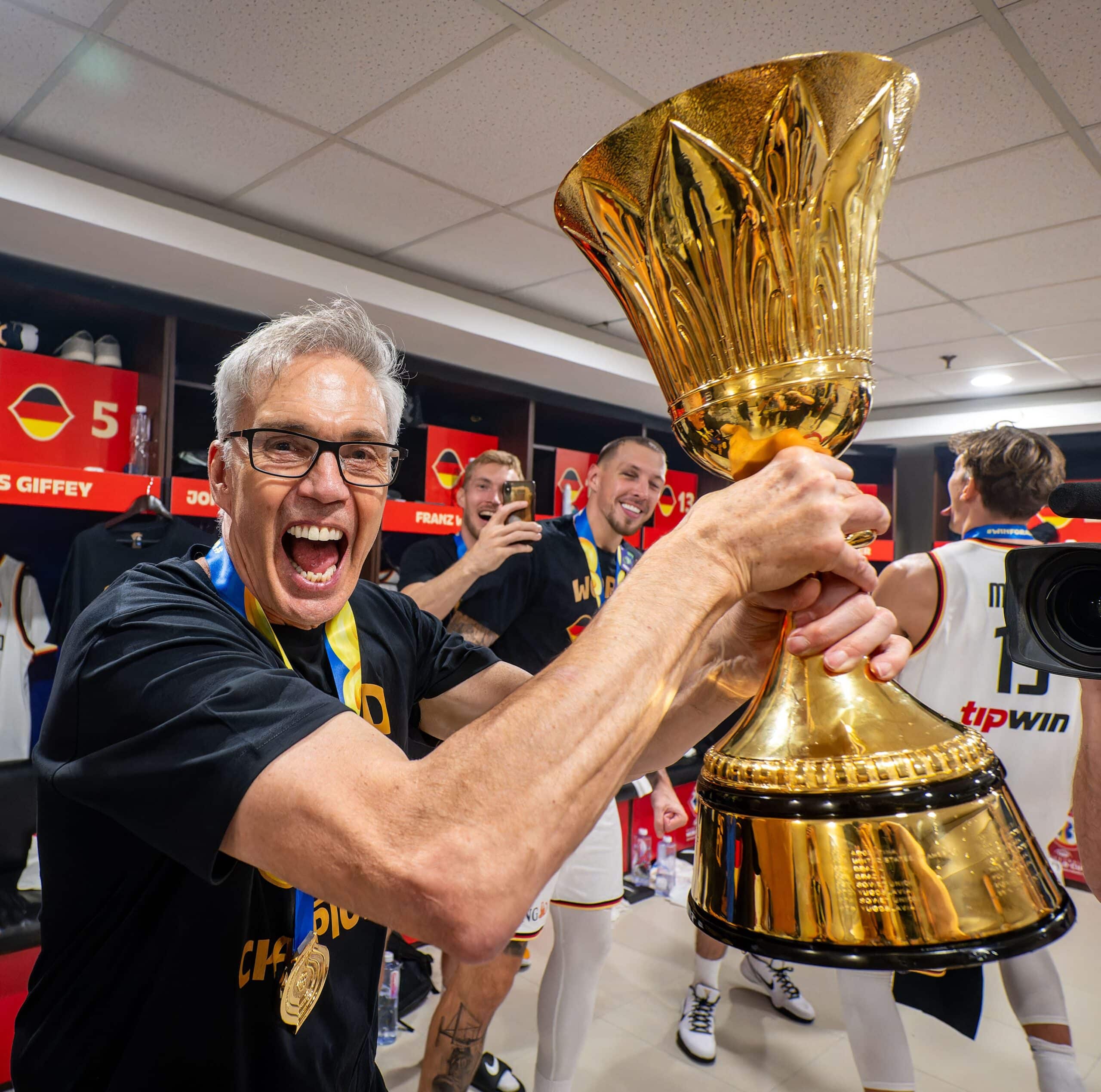 HerbertGordonmitPokal