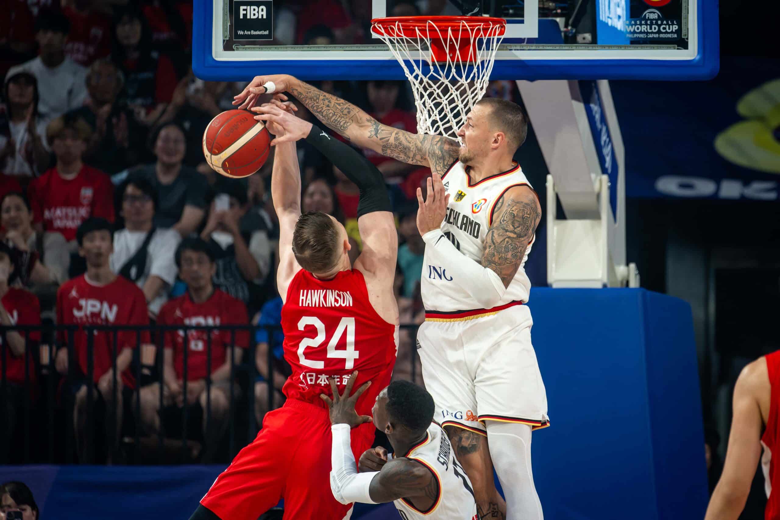 Basketball Okinawa 25.08.2023
FIBA Basketball World Cup 2023
Weltmeisterschaft der Männer
Vorrunde
Deutschland (GER) - Japan (JPN)
Daniel Theis (Deutschland, No.10)
JOSHUA HAWKINSON (Japan, No.24)
Dennis Schröder / Schroeder (Deutschland, No.17) Schröder Schroder
Block
Foto: Tilo Wiedensohler/camera4