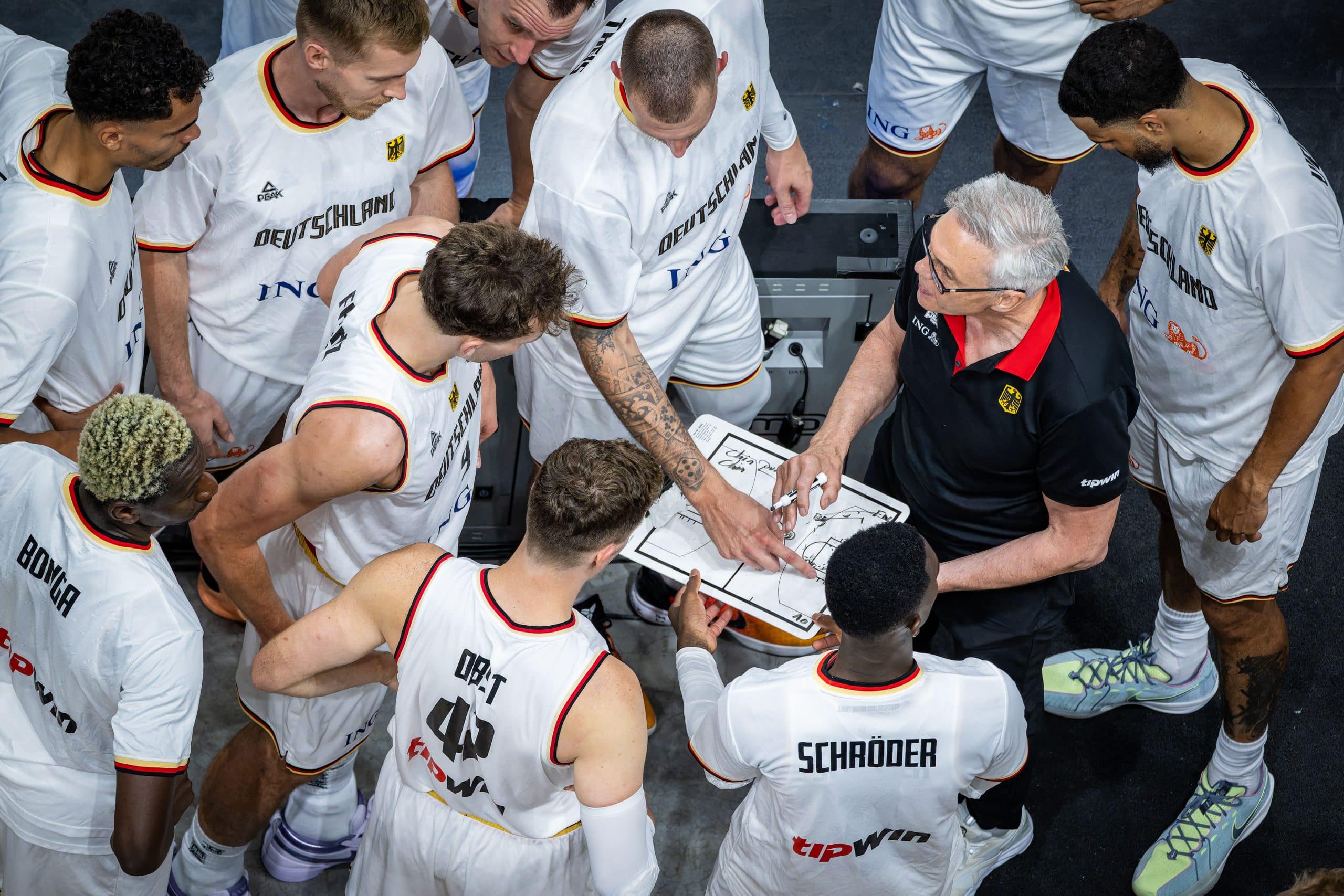 Basketball Berlin 19.07.2024
Länderspiel Testspiel Männer
Deutschland (GER) - Japan (JPN)
Auszeit
Gordon Herbert (Deutschland, Bundestrainer)
Daniel Theis (Deutschland, No.10)
Dennis Schröder / Schroeder (Deutschland, No.17) Schröder Schroder
Andreas Obst (Deutschland, No.42)
Franz Wagner (Deutschland, No.09)
und andere
Foto: Tilo Wiedensohler/camera4