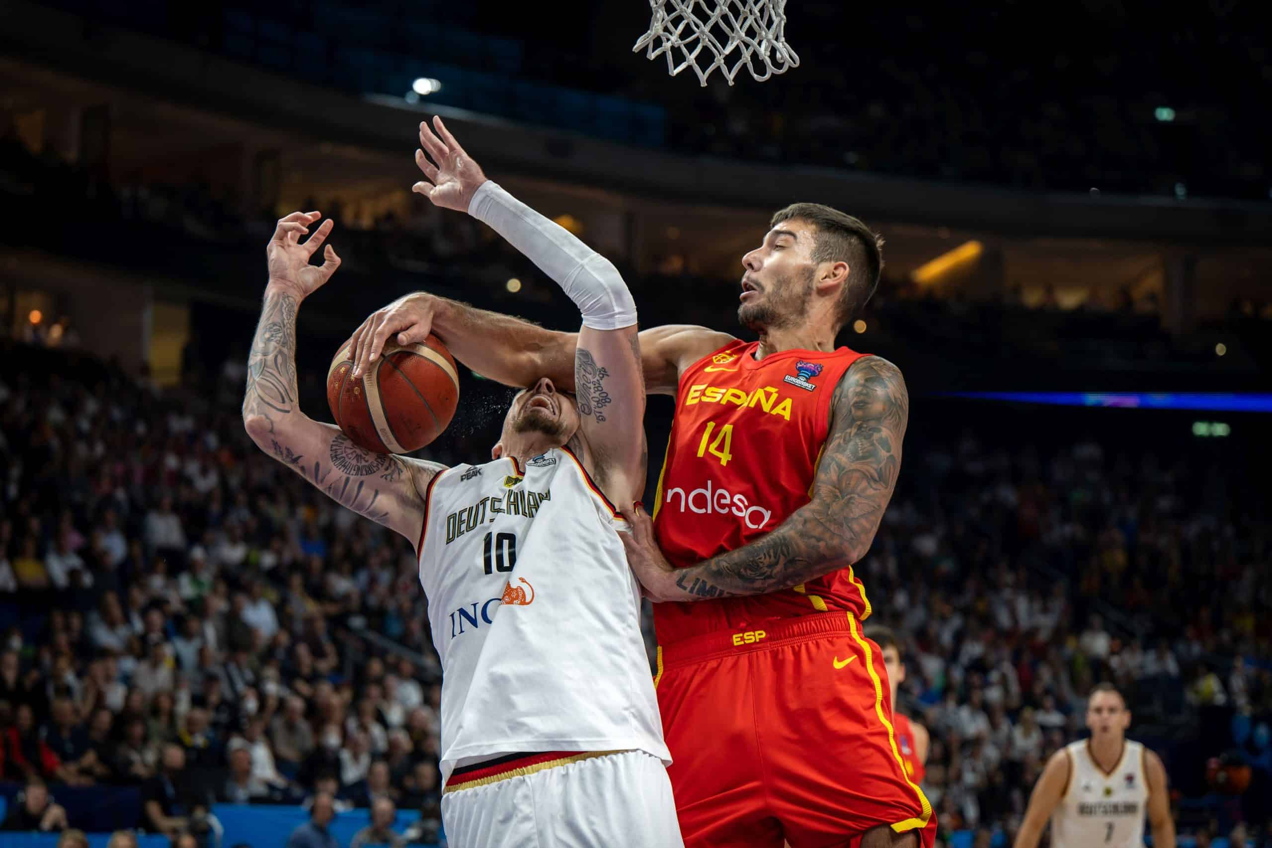 Basketball Berlin 16.09.2022
Eurobasket 2022
Halbfinale
Deutschland (GER) - Spanien (ESP)
Willy Hernangomez (Spanien, No.14)
Daniel Theis (Deutschland, No.10)
Foto: camera4