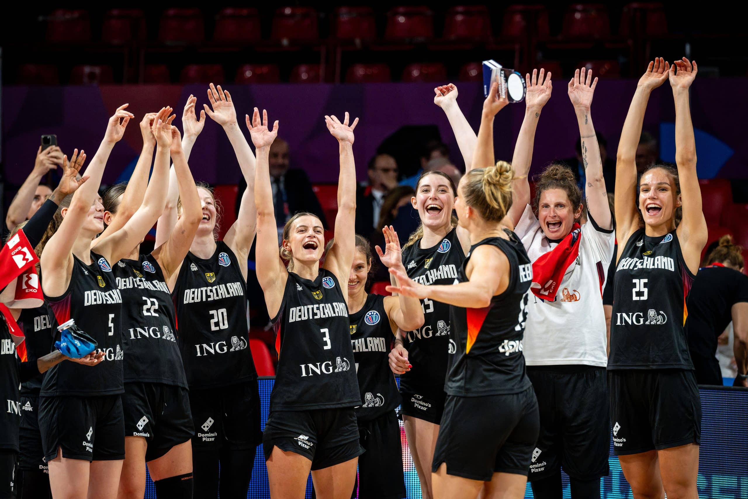 Basketball Piräus 29.06.2025
FIBA Women’s Eurobasket 2025
Platzierungsspiel um Platz 5
Tschechien (CZE) - Deutschland (GER)
Jubel Deutschland
Leonie Fiebich (Deutschland, No.13)
wird zur Spielerin des Spiels gewählt
Hilke Feldrappe (Deutschland, No.05)
Emily Bessoir (Deutschland, No.22)
Frida Bühner (Deutschland, No.20)
Alexandra Wilke (Deutschland, No.03)
Jennifer Crowder (Deutschland, No.07)
Luisa Geiselsöder (Deutschland, No.15) Geiselsoder
Romy Bär (Deutschland, No.46)
Clara Bielefeld (Deutschland, No.25)
und andere
Foto: Tilo Wiedensohler/camera4