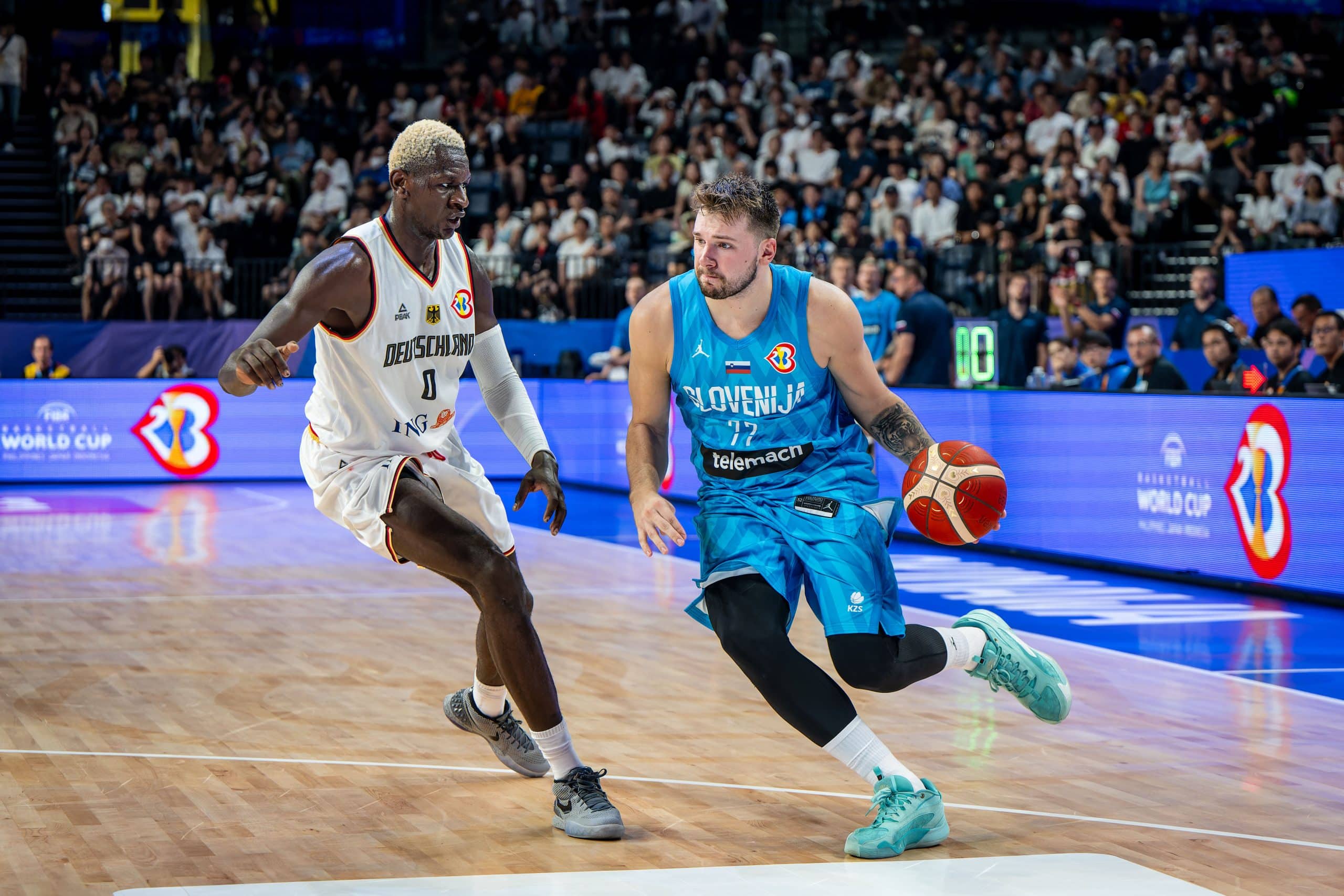 Basketball Okinawa 03.09.2023
FIBA Basketball World Cup 2023
Weltmeisterschaft der Männer
Runde 2
Deutschland (GER) - Slowenien (SLO)
LUKA DONCIC (Slowenien, No.77)
Isaac Bonga (Deutschland, No.00)
Foto: Tilo Wiedensohler/camera4