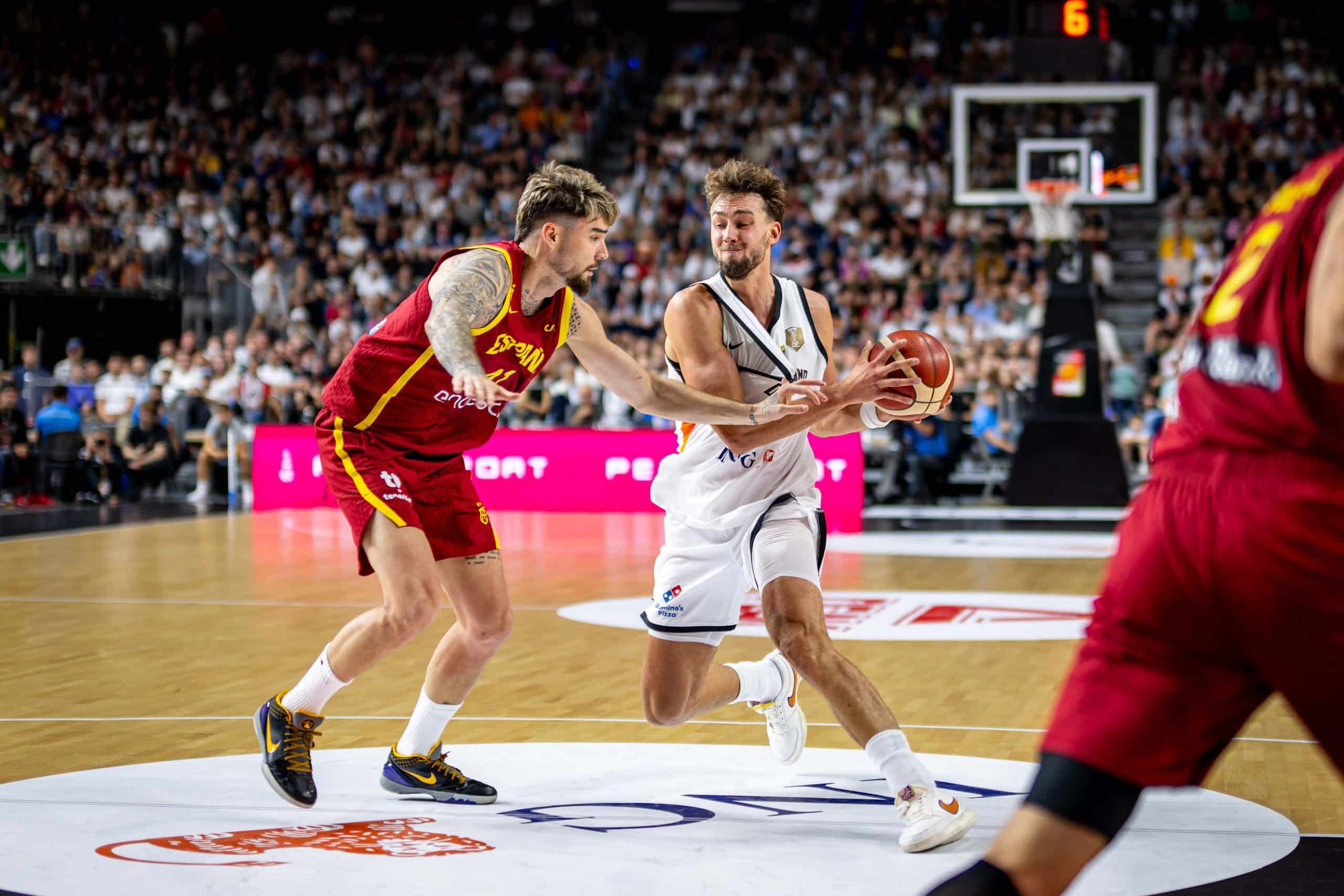 Basketball Köln 23.08.2025
Testspiel Freundschaftsspiel 
DBB Länderspiel Männer Herren
Deutschland (GER) - Spanien (ESP)
Franz Wagner (Deutschland, No.09)
Juancho Hernangomez (Spanien, No.41)
Foto: Tilo Wiedensohler/camera4
