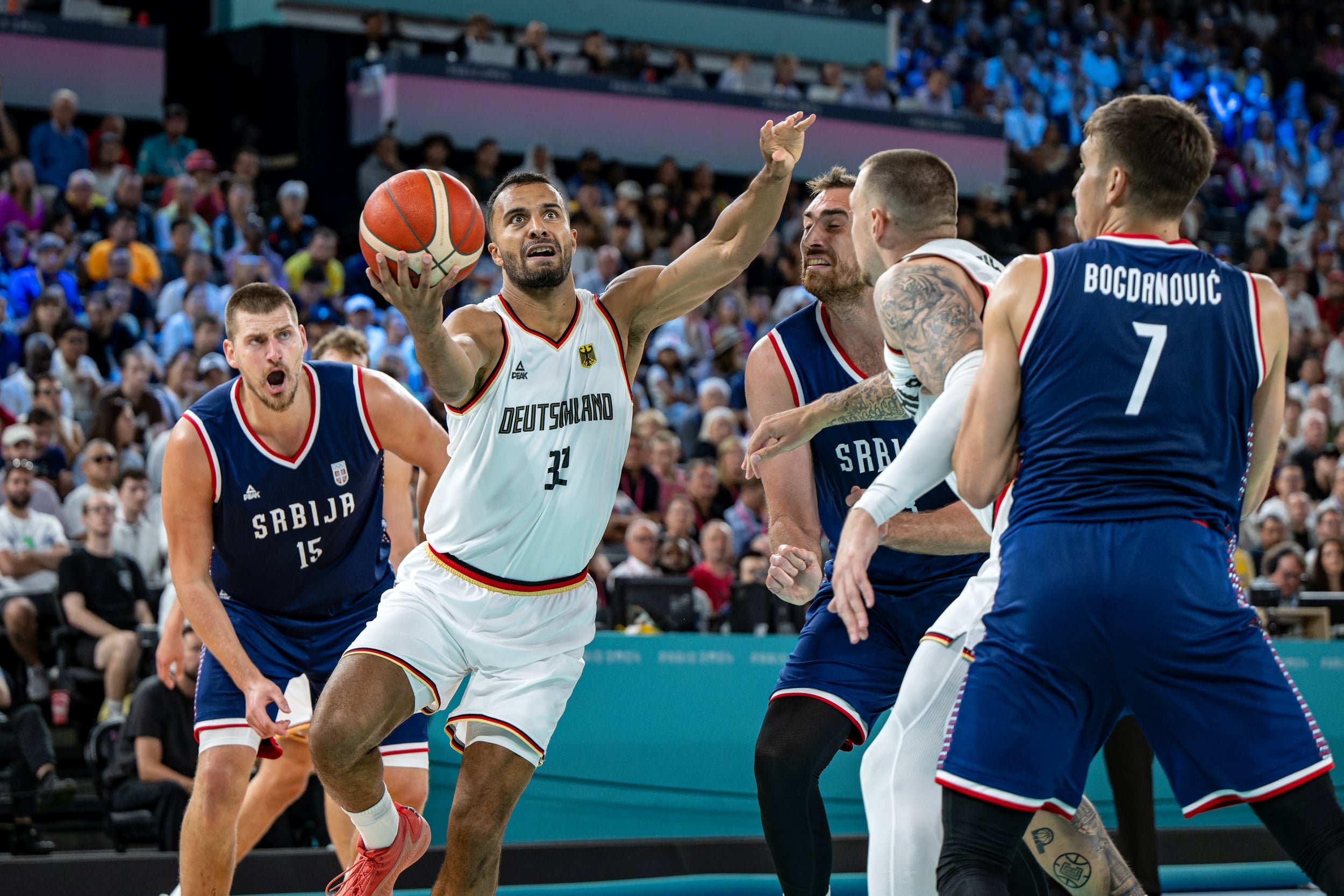 Olympische Spiele Paris 2024
Basketball Paris 10.08.2024
Spiel um Platz 3
Bronzemedaillenspiel
Spiel um Bronze
 Herren Männer
Deutschland (GER) - Serbien (SRB)
Johannes Thiemann (Deutschland, No.32)
Nikola Jokic (Serbien, No.15)
Nikola Milutinov (Serbien, No.33)
Foto: Tilo Wiedensohler/camera4
