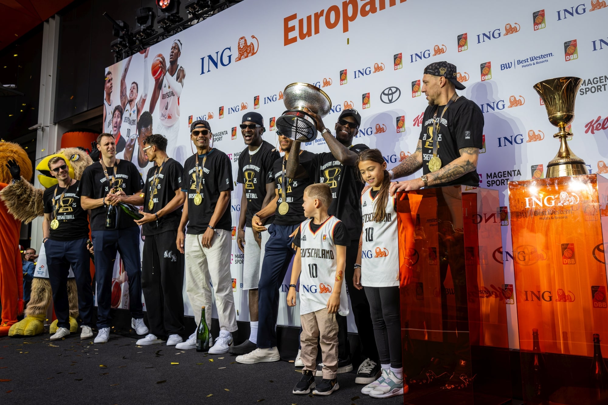 Basketball Frankfurt 15.09.2025
DBB Länderspiel Männer Herren
EuroBasket 2025
Rückkehr der Deutschen Mannschaft von Riga nach Frankfurt als Europameister
Empfang beim Hauptsponsor ING

Foto: Tilo Wiedensohler/camera4