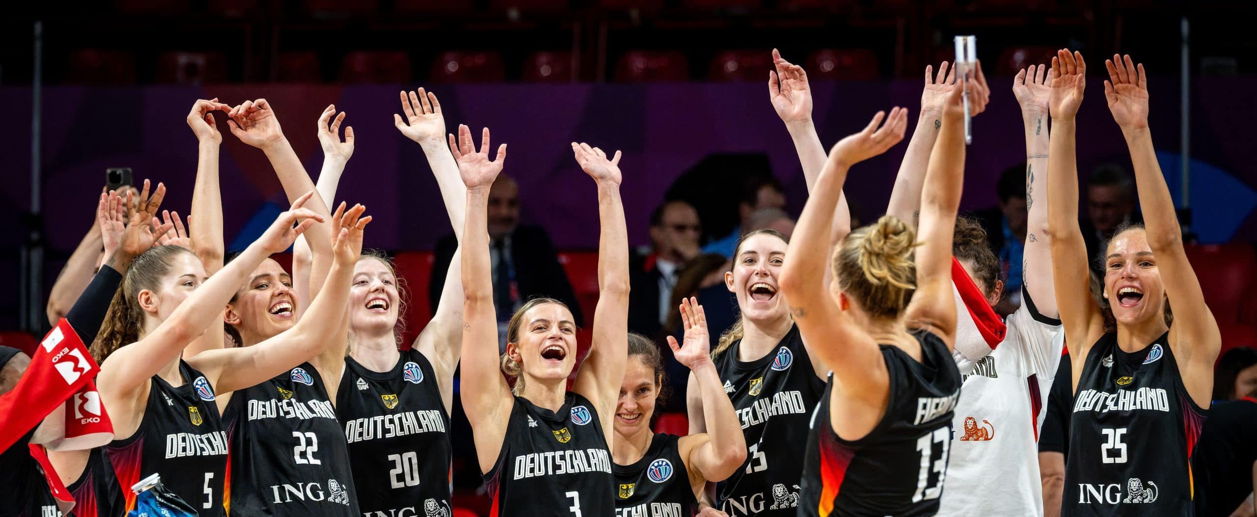 Basketball Piräus 29.06.2025
FIBA Women’s Eurobasket 2025
Platzierungsspiel um Platz 5
Tschechien (CZE) - Deutschland (GER)
Jubel Deutschland
Leonie Fiebich (Deutschland, No.13)
wird zur Spielerin des Spiels gewählt
Hilke Feldrappe (Deutschland, No.05)
Emily Bessoir (Deutschland, No.22)
Frida Bühner (Deutschland, No.20)
Alexandra Wilke (Deutschland, No.03)
Jennifer Crowder (Deutschland, No.07)
Luisa Geiselsöder (Deutschland, No.15) Geiselsoder
Clara Bielefeld (Deutschland, No.25)
und andere
Foto: Tilo Wiedensohler/camera4