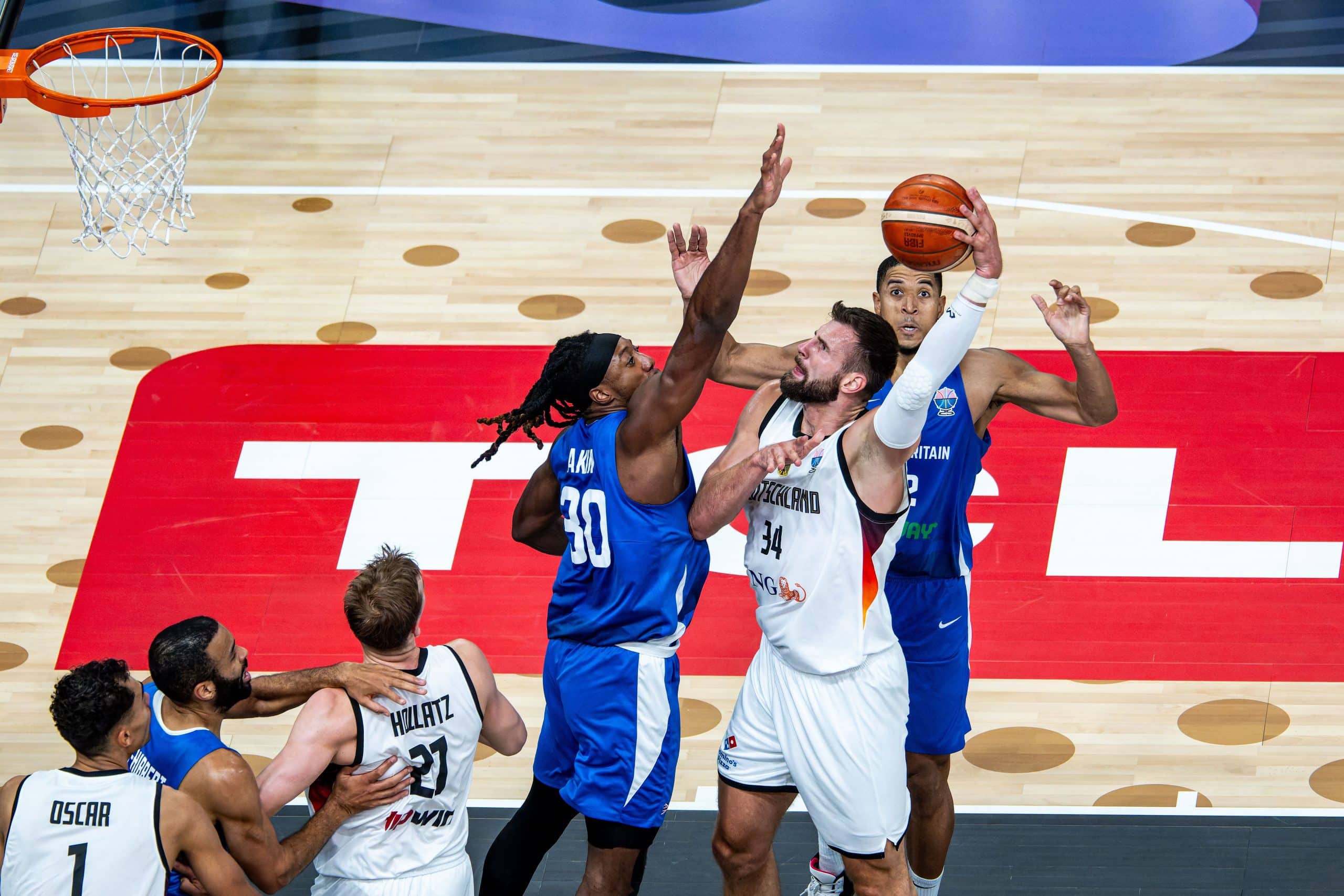 Basketball Tampere 01.09.2025
DBB Länderspiel Männer Herren
EuroBasket 2025
Vorrunde
Deutschland (GER) - Großbritannien (GBR)
Leon Kratzer (Deutschland, No.34)
Dan Akin (Großbritannien / GBR, No.30)
Myles Hesson (Großbritannien / GBR, No.22)
Foto: Tilo Wiedensohler/camera4