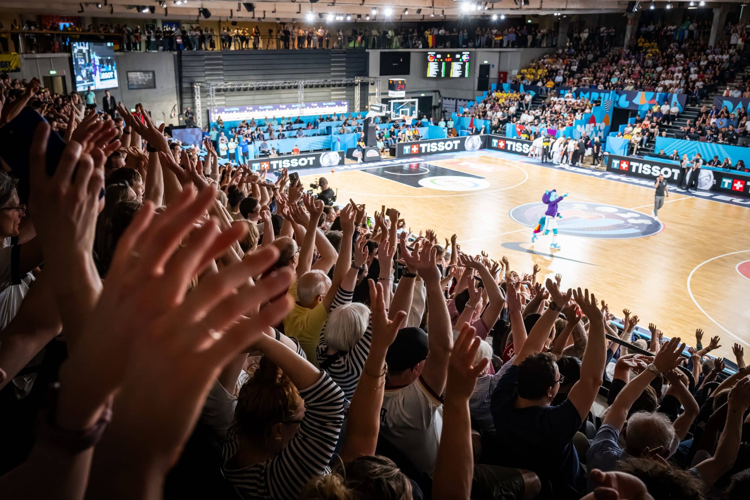 Basketball Hamburg 19.06.2025
FIBA Women’s Eurobasket 2025
Vorrunde Gruppe D
Deutschland (GER) - Schweden(SWE)
Inselpark Arena
Sportstätte
Zuschauer
Jubel
Foto: Tilo Wiedensohler/camera4